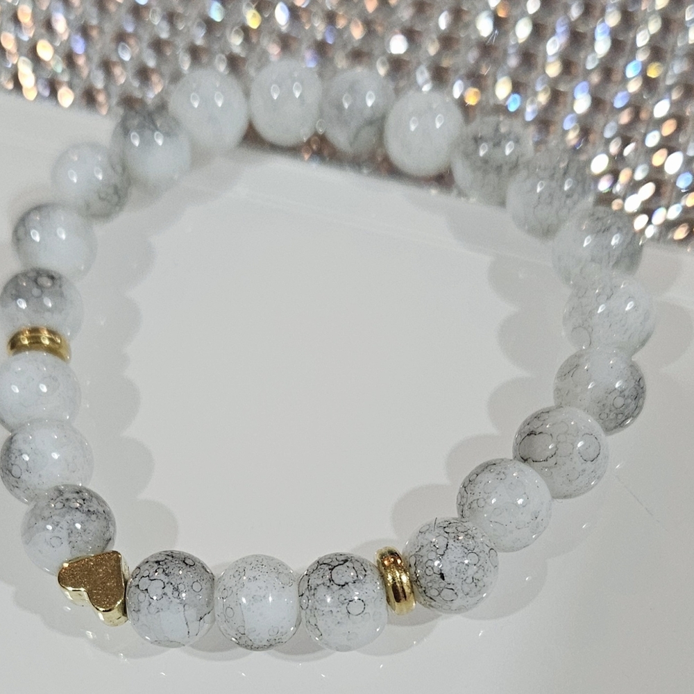 Nordstrom White Howlite Beaded Stretch‎ Bracelet with Gold Heart & Accents NWOT